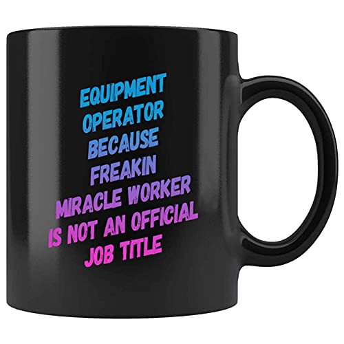 Operador de equipos divertidos porque Freakin Milagro Worker no es un título de trabajo presente para cumpleaños, aniversario, Día más dulce 11 Oz Taza de café negro Cover