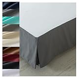 Conception de base anti-poussière - la jupe de lit dispose d'une plate-forme qui peut être maintenue en place entre le matelas et le sommier. Associez-le à des draps assortis pour une décoration de chambre cohérente. Des volants anti-poussière colorés élégants peuvent non seulement décorer votre chambre, mais également empêcher efficacement la poussière sous le lit. En même temps, il peut cacher vos cadres de lit et créer un espace de rangement caché sous le lit