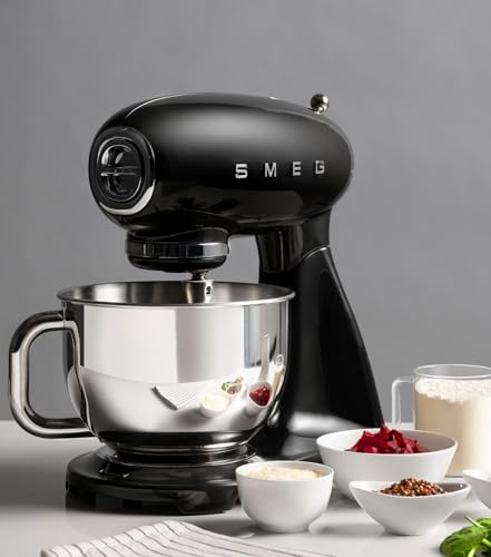 Smeg, Robot Pâtissier SMF03RDEU, 10 Niveaux de Vitesse, Fonction Mise en Marche Progressive, Bol 4,8 L, Verrouillage Moteur de Sécurité, 3 Batteurs, Crochet et Couvercle Fournis, 800W, Rouge