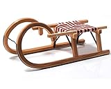 Hörnerschlitten oder auch Hörnerrodel haben den Namen von ihrem ausgeprägtem Design. Fest mit den Holmen der Sitzfläche verbunden sind die nach vorne im weiten Bogen verlängerten Kufen. Traditionelle Ausführung in massiver Esche, im Tauchverfahren naturlackiert. Der Sirch Hörnerrodel Standard mit Gurtsitz wird im Dampfdruckbad bei ca. 130 °C weichgekocht und anschließend bogenförmig gespannt. Der Sitz ist aus Gurt gefertigt, garantiert dadurch