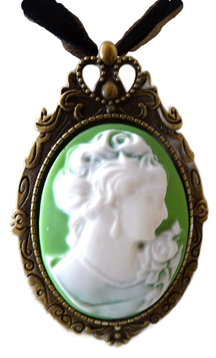 Broche camée Madame de Pompadour fond vert au style vintage élégant
