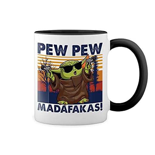 Pew Pew Madafakas Yoda With Gun Vintage Vit rånar med svart Rim & Handtag Mug