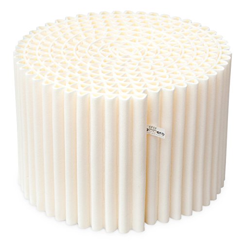 Il Pouf Leggero è più di una semplice seduta: si reinventa facilmente diventando un tavolino da salotto, un comodino o un poggiapiedi. Disponibile in due colori classici, nero e bianco. Diametro: 55 cm, altezza: 36 cm. Colore: bianco caldo (panna)