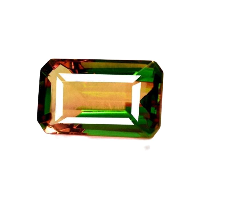 Alexandrite naturelle facettée pour créer un cadeau de mariage sur mesure