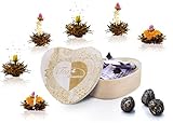 OFFRE: Coffret de fleurs de thé avec 6 roses de thé différentes - Thé noir. Notre offre pour les vrais amateurs de thé se présente sous la forme d'un joli cœur en bois avec une gravure en guise de coffret cadeaude thé est fabriqué à partir d'ingrédients naturels (feuilles de thé et fleurs naturelles) - sans résidus