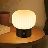 Hochwertig, langlebig und lichtdurchlässig : L’enveloppe extérieure de cette lampe de table est en verre, le revêtement intérieur en matériau PC et la base en matériau ABS. Elle garantit non seulement une transmission lumineuse claire, mais aussi une résistance à la chaleur et à l’usure. Tous les matériaux répondent aux normes de sécurité, sont inodores et inoffensifs, adaptés à une utilisation à long terme dans des environnements intérieurs tels que le salon, la chambre à coucher