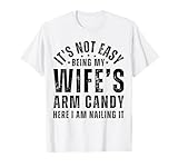 Photo Gallery funny it s not easy being my wife s arm candy husband mens maglietta Photo Gallery funny it s not easy being my wife s arm candy husband mens maglietta
