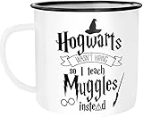 Divertida taza esmaltada con texto en inglés "Hogwarts wasn't hiring so I teach muggles instead" impreso de la marca Moonworks. El diseño está impreso en ambos lados. Por lo tanto, es adecuado para diestros y zurdos.