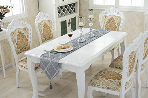Chemin de table gris pour décorer une table de banquet de mariage