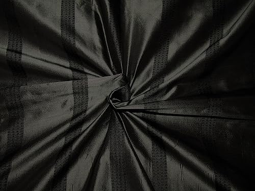 Tissu taffetas de soie gris pour structurer des vêtements de luxe sur mesure