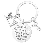 Pendentifs Thème Couture Adorables – Comprend deux breloques métalliques finement détaillées : une machine à coudre miniature et un pendentif ciseaux, conçus pour célébrer l'art de la couture et de l'artisanat avec charme et élégance.