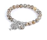 Diese Armbänder werden mit größter Sorgfalt hergestellt, um die Natur und die Qualität des Minerals zu respektieren. Der Lapislazuli Stein wurde sorgfältig bearbeitet, um 8 mm Kugeln zu erhalten, die ein wunderschönes blaues Armband ergeben.