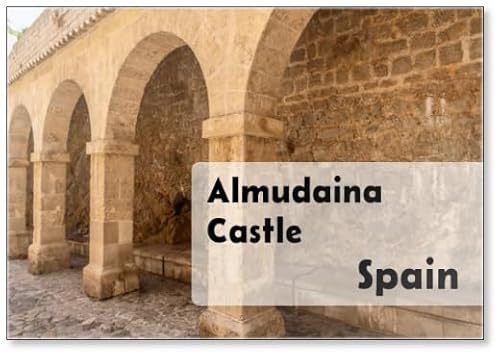 El elegante pórtico con arcos en la entrada principal del castillo de Almudaina en la ciudad vieja de Eivissa, Ibiza, España, muestra la belleza atemporal de la arquitectura medieval, imán para nevera