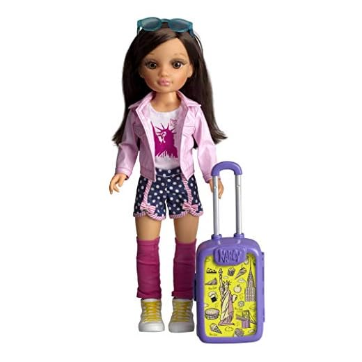 Nancy - Chic Viaja A New York, Muñeca con Maleta y Accesorios para Niños y Niñas a Partir de 3 Años, Multicolor (Famosa 700015340)