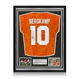 Maglia da calcio originale dell'Olanda del 1994, con stampa in stile tifoso, autografata da Dennis Bergkamp. Si prega di notare che queste maglie originali possono presentare segni di usura dovuti al tempo. Incorniciata in una cornice nera di alta qualità con inserti argentati. Dimensione approssimativa: 840 x 670 mm
