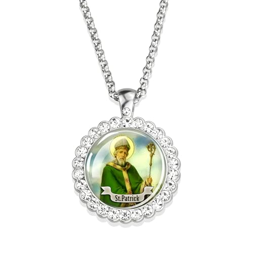 Collier trèfle argenté pour un look frais en herbe verte, parfait pour toutes les saisons