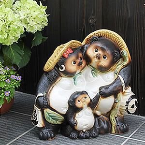 信楽焼 家族仲良し狸 しがらきハンカチパッケージ 信楽焼き 陶器 しがらきやき たぬき タヌキ 置物 置き物 おきもの 縁起物 進物 ギフト ta-0016