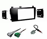 Kit combo pour installation radio de rechange dans un emplacement radio d'usine. Kit radio, faisceau de câbles et adaptateur d'antenne. Conçu spécifiquement pour l'installation d'autoradios double DIN. Kit radio de couleur noire. Faisceau de câbles Plug and Play au système d'usine. Faisceau de câbles pour systèmes non premium d'usine uniquement. L'adaptateur d'antenne connecte la radio de rechange à la connexion d'antenne d'usine.