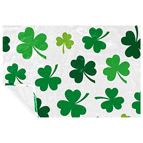 Couverture douce motif trèfles pour réchauffer vos soirées
