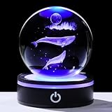 Base lumineuse LED colorée : la lumière de la base LED peut changer de couleur automatiquement ou fixer la couleur, et elle rendra le motif de la figurine de baleine plus clair, en particulier dans un environnement sombre, même si vous pouvez l'utiliser comme une veilleuse. Il est alimenté par des piles AAA ou un câble de charge. Vous pouvez le charger en utilisant le câble connecté à un ordinateur, une voiture ou un chargeur portable