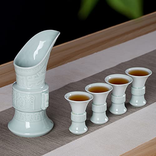 Service à saké avec tasses en céramique et bouteille design traditionnel