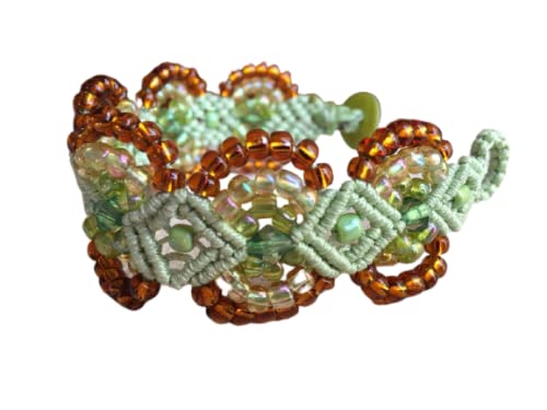 Pulsera macrame verde hecha a mano con cuentas ambar y verdes.Mide aprox.17 cm. de largo y 3 cm. de ancho Cierra con botón