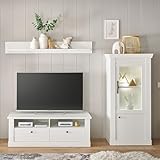 Diese kompakte Wohnwand verbindet zeitlose Gemütlichkeit mit moderner Klarheit. Die Vitrine mit LED-Holzbodenbeleuchtung setzt Deko stilvoll in Szene, während das Lowboard Technik elegant verstaut ? inklusive Kabeldurchlässen und Softclose-Komfort. Das Wandboard rundet das Set leicht und dekorativ ab. Helles Pinie-Dekor und antike Griffe bringen skandinavische Frische in den Raum. Ein Ensemble für alle, die ruhige Ordnung und charmante Details lieben.