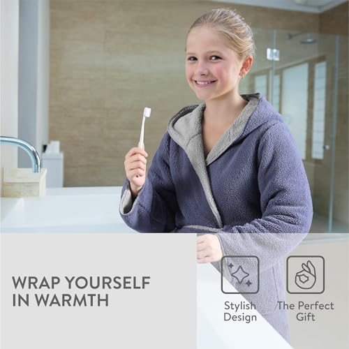 HOMELEVEL Kuschelfleece Bademantel für Kinder - Sherpa Morgenmantel mit Taschen Schalkragen Gürtel - Wende-Kinderbademantel für Jungen und Mädchen