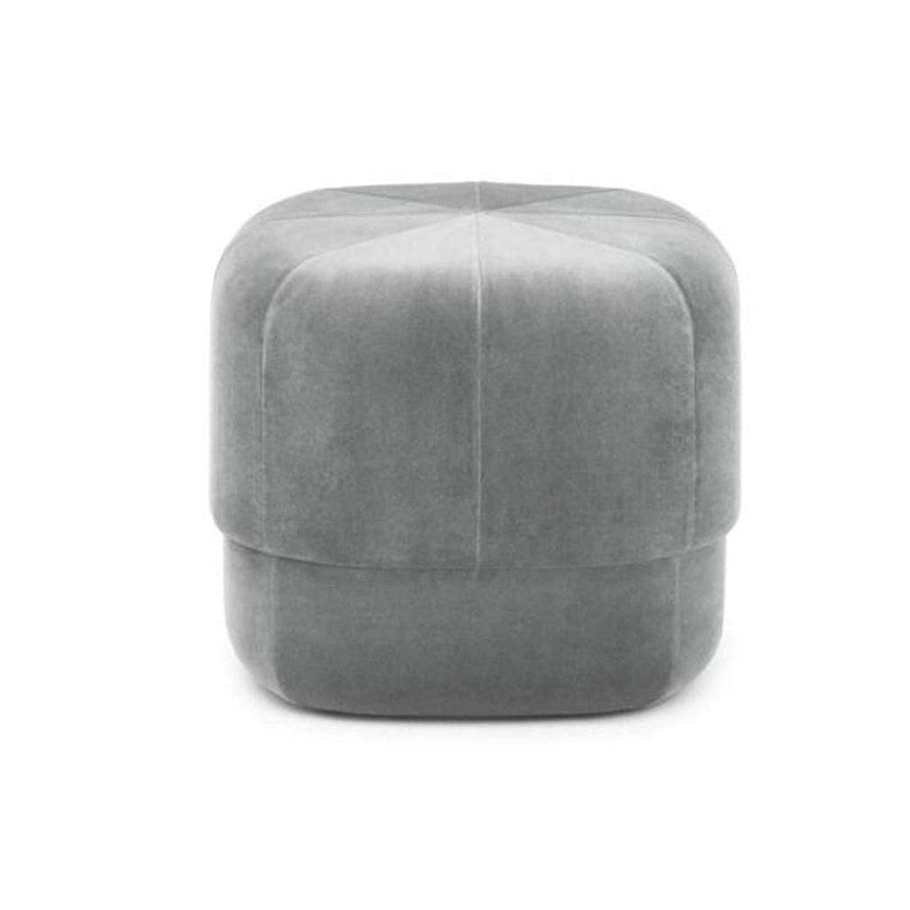 Pouf de salon scandinave parfait autour d'une table basse de style nordique