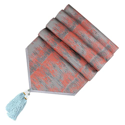 Chemin de table à motif bois et pompons pour repas convivial