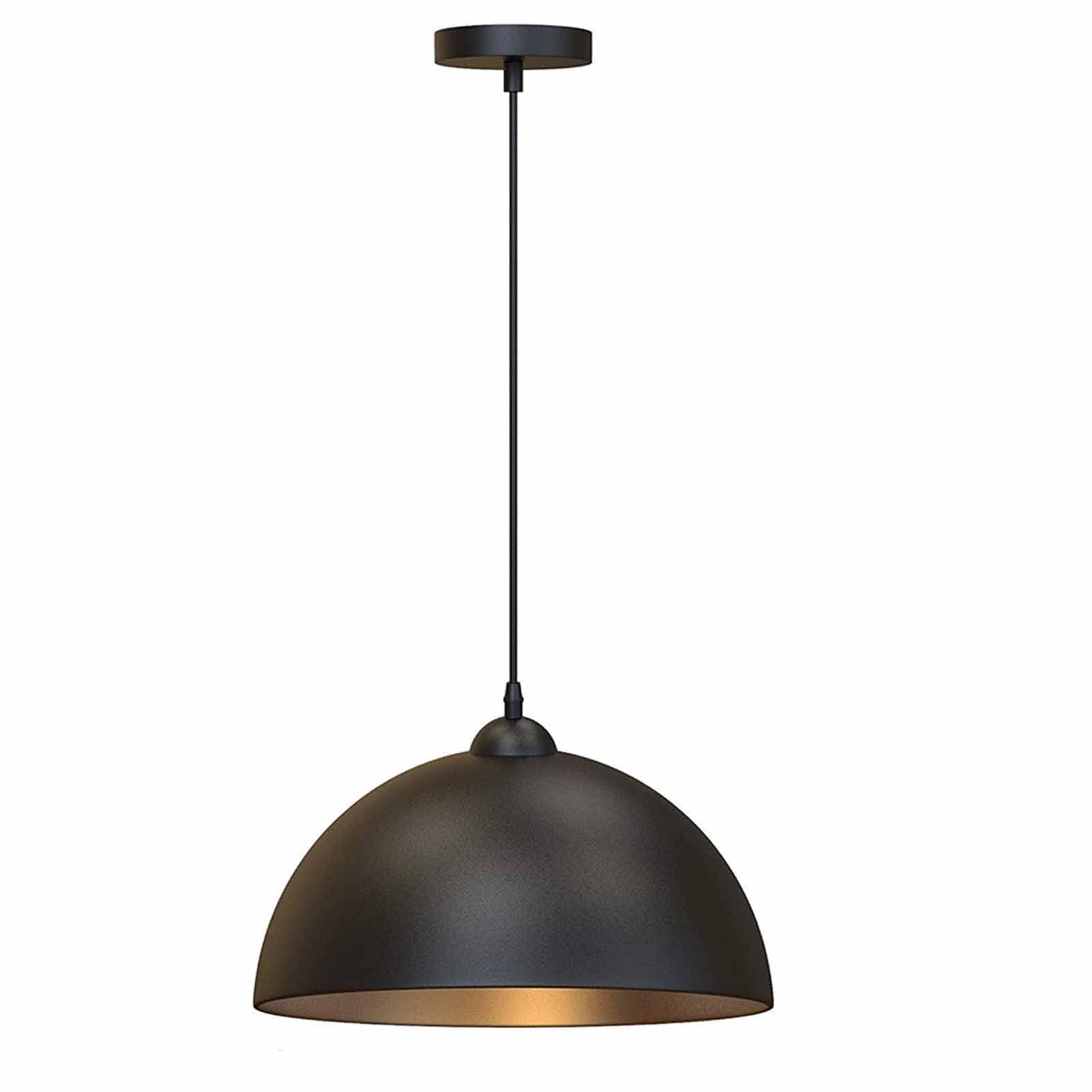 Luminaires suspendus de ferme en métal noir pour transformer une cuisine sombre en espace chaleureux