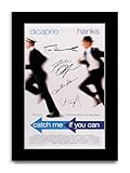 ✯ UN CADEAU QU’ILS VONT RÉELLEMENT ADORER - Soyez une légende avec cette affiche imprimée signée de l’un des méga films à succès, Catch Me If You Can. Un cadeau étoilé à la fois pour eux et pour vous !