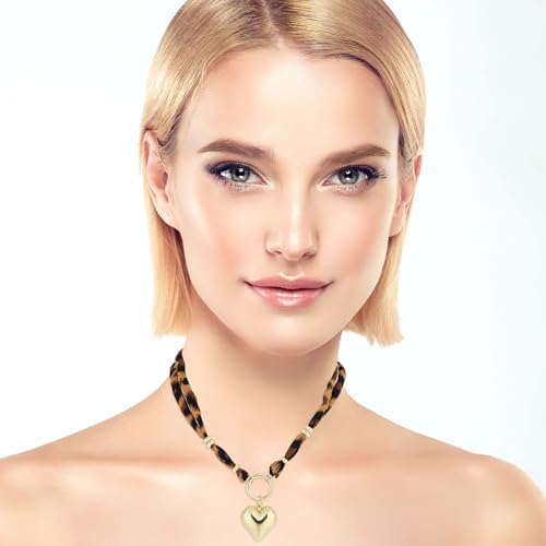 Collier écharpe imprimé léopard pour sublimer un décolleté simple