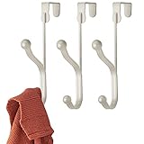 mDesign Juego de 3 colgadores para puerta de metal – 3 percheros de puerta para abrigos, chaquetas, albornoces o toallas – Cuelga ropa para la puerta del pasillo o del baño – plateado mate