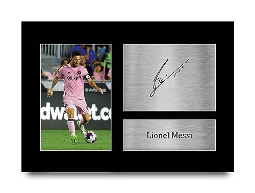 ✯ UN REGALO CHE Adoreranno - Segna un vincitore di livello mondiale con questa foto stampata firmata di una delle leggende del calcio più famose al mondo, Lionel Messi. Il primo regalo per loro e i migliori punti per regalare a te – dietro la rete!