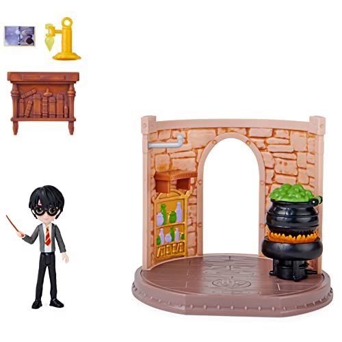 WIZARDING WORLD HARRY POTTER - PLAYSET COURS DE POTION - Coffret Univers Magique Cours De Potion Avec 1 Figurine Articulée Harry Potter et Accessoires - 6061847 - Jouet Enfant 5 ans et +