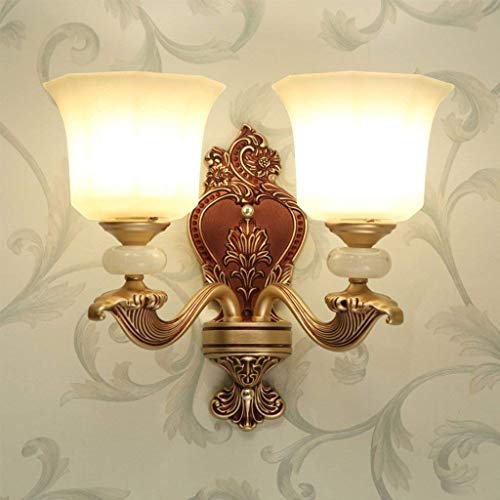 Lámpara de pared para junto a la cama creando una atmósfera acogedora en el dormitorio