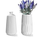 VERSPRÜHT EIN NORDISCHES FLAIR IN DER EINRICHTUNg: Die dekorative Vase von LIBWYS. Sie begeistert im skandinavischen Design und zeichnet sich durch eine moderne Farbe aus. Mit ihrer reduzierten Optik lässt sich die Dekovase zu vielen Wohnstilen kombinieren.