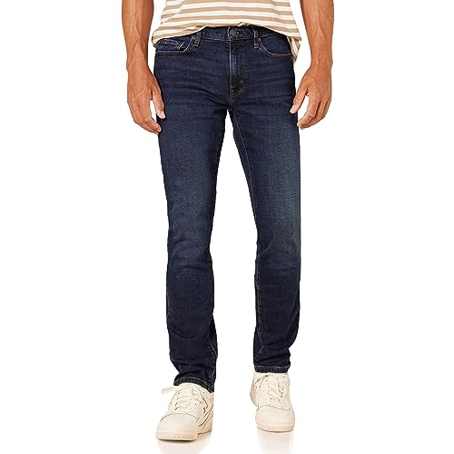Il classico denim e lo stile a cinque tasche evidenziano questi jeans perfetti da indossare tutti i giorni.