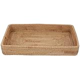 Soin du détail : réalisé artisanalement, ce plateau en rotin tressé présente des finitions soignées et une forme rectangulaire raffinée, ce qui en fait un élément à la fois esthétique et pratique pour tout intérieur. plateau de service rectangulaire en rotin, plateau rustique en rotin