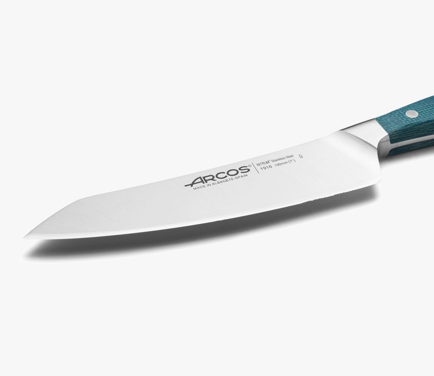 ARCOS Noże Santoku z serii Brooklyn firmy, wykonane z kutej stali, o długości i. Srebrną ostrze o długości 190 mm. Każde cięcie zaskoczy i zachwyci. Kolor niebieski.