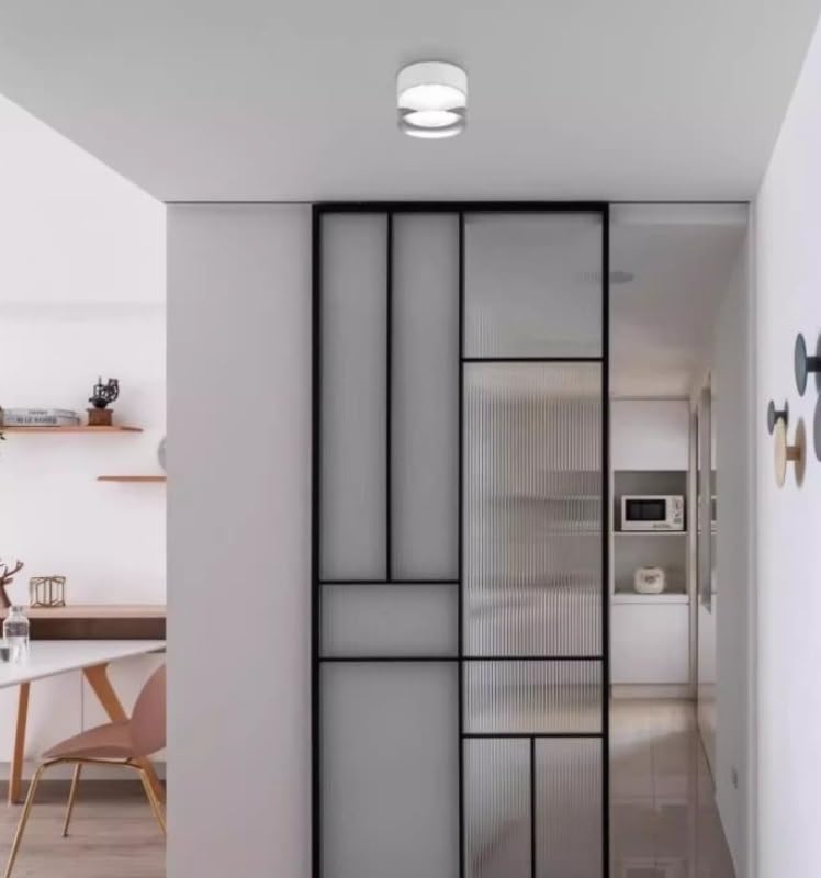 Spot LED plafonnier blanc pour éclairer un couloir sombre lumière naturelle