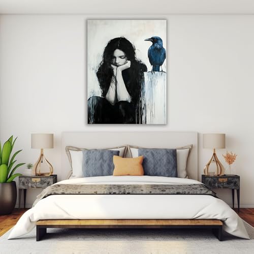 Femme Oiseau Bleu toile géométrique TERUEA contre mur impersonnel