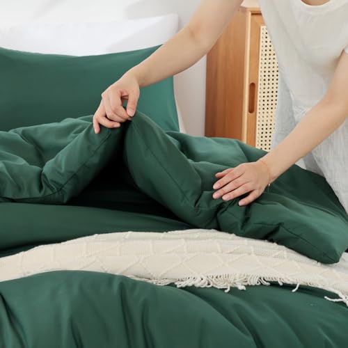 Image of ROSGONIA Oversized Queen Comforter Emerald Green, 3pcs (1 Green Comforter & 2 Pillowcases) Lightweight Oversized Queen Comforter Sets Bedding Blanket Quilts
