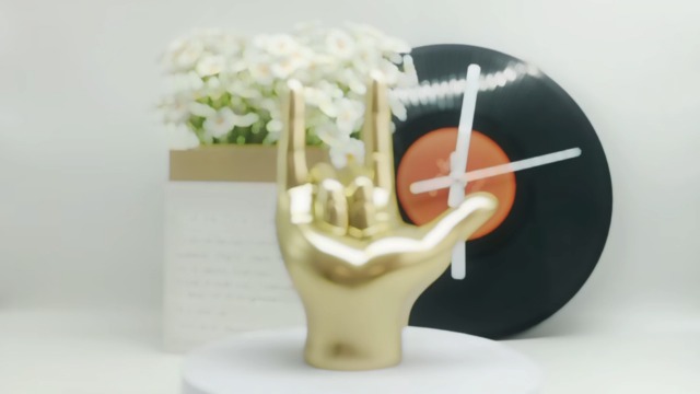 Escultura de Mano Dorada I Love You en Resina Moderna miniatura 7