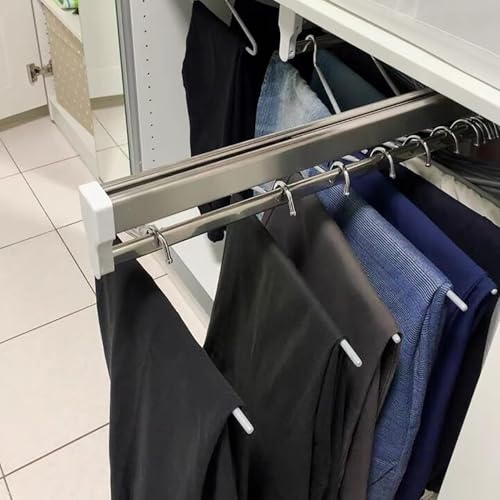 Barre de penderie réglable pour optimiser le dressing d'une chambre