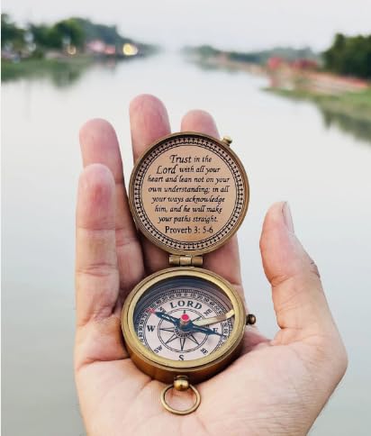Brújula de latón antigua con proverbios 3:5-6 – Regalo inspirador con caja de madera miniatura 2