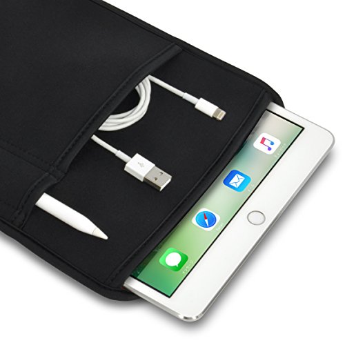 iPad 11インチ/10.9インチ/10.5インチ/10.2インチ (Pro/Air) 用 JustFit スリーブケース (ブラック/レッド) ApplePencil や充電ケーブル等が収納出来る2つのポケット付 専用設計だからジャストフィット IPP105JFSCBR