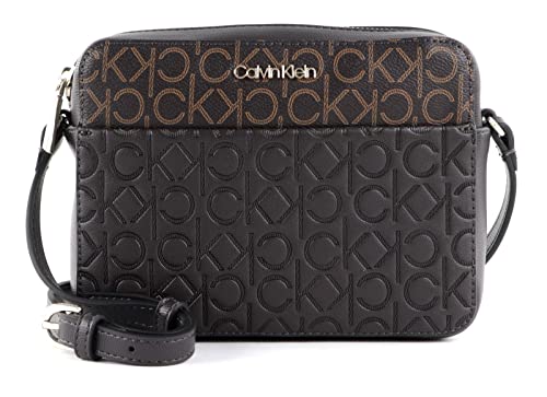 Per il tuo prossimo viaggio, questo borsa a tracolla di Calvin Klein è proprio la cosa. Il borsa delizia con la sua eleganza sportiva e sembra semplicemente meraviglioso se combinato con gioielli color argento! Dimensioni: 20 x 15 x 6 cm