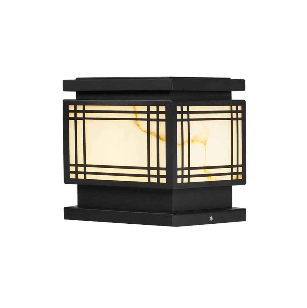 Farol de pilar impermeable que soluciona la falta de luz en jardines con estilo y acero negro